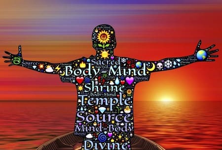 Imagem de silueta de uma pessoa com braços abertos de frente para o pôr do sol. A imagem ilustra o artigo "5 dicas para unir seu corpo, mente e alma" do site Ori Mystyco.