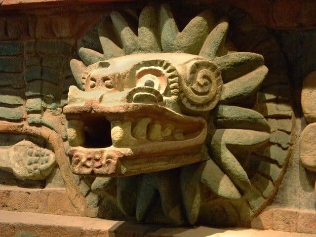 Foto da cabeça do Deus Quetzalcoatl, a Serprente Emplumada. A foto ilustra o artigo Oração Nahuatl - Perdão, carinho, desapego e libertação do site Ori Mystyco.