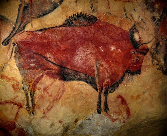 Foto de um búfalo vermelho pintado em uma pedra em arte rupestre. A foto ilustra o artigo Seus ancestrais não estão mortos do site Ori Mystyco.