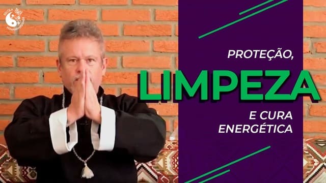 Banner do Curso Proteção, Limpeza e Cura Energética ministrado por Otávio Leal da Humaniversidade / Humaniamor. Na foto se vê O Otávio Leal com um kimono preto e branco com as mãos juntas em forma de oração. A imagem serve para ilustrar o artigo Cura Energética: Prânica, Tântrica e Reiki do site Ori Mystyco.