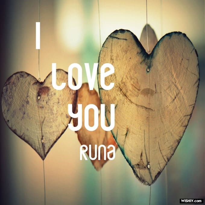 Imagem de corações de madeira pendurados. Em cima da foto tem o texto: 'I love you" Runa. A imagem ilustra a tirda de Runas do Amor online - Leitura Grátis do Site Ori Mystyco.