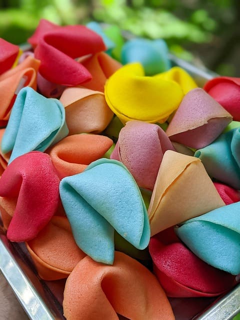 Foto de Biscoitos da sorte coloridos. A foto ilustra a Tiragem de Biscoito da sorte Online Grátis do site Ori Mystyco.