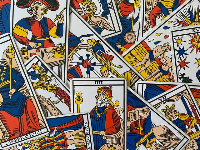Imagem com cartas do Tarot de Marselha usada para ilustrar o artigo "Tarot de Marselha: o que é?" do site Ori Mystyco