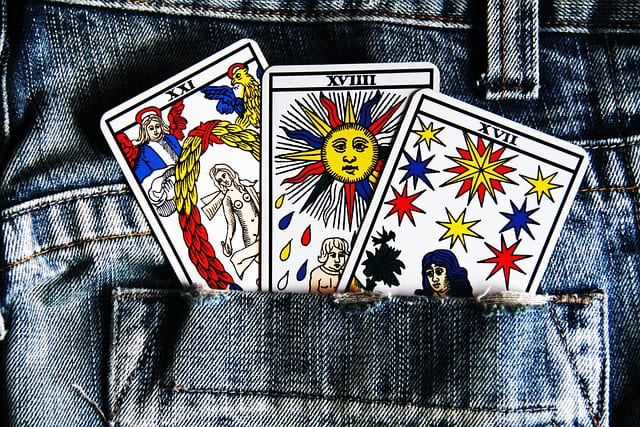Imagem de calça jeans com cartas do Tarot de Marselha inseridas em um dos bolsos usada para ilustrar o artigo "Tarot de Marselha: o que é?" do site Ori Mystyco