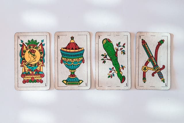 Foto da cartas do Baralho Espanhol em fundo branco usada para ilustrar a página que contém a tiragem de 3 cartas (Passado, Presente e Futuro) do Baralho Espanhol grátis online do site Ori Mystyco.