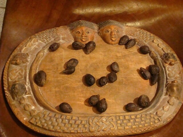 Foto de um Opon Ifá com sementes de orobô/ikim ifá. A foto ilustra o artigo O que é Culto de Ifá do site Ori Mystyco.