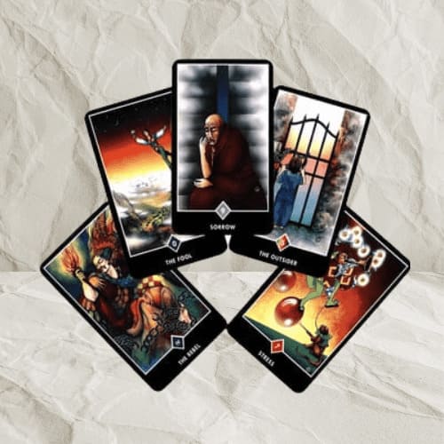 Foto de cartas do Tarot Zen Osho Online para ilustrar a tiragem do tarot de 5 cartas Zen Osho para o site Ori Mystyco.